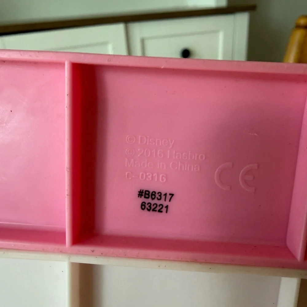 Disney Princess Playset Little Kingdom Play 'n Carry Castle by Hasbro 2016 - Picture 13 of 13